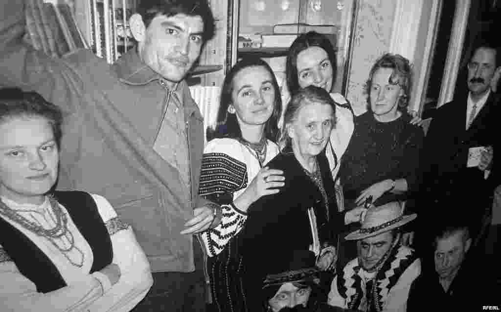 Святкування Різдва у Садовських. Стоять зліва направо: Любомира Попадюк, Василь Стус, Олена Антонів, Ірина Калинець, Марія й Ганна Садовські, Михайло Горинь. Сидять – Стефанія Шабатура («циган»), Мар’ян Гатало, Олександр Кузьменко. Львів, 1972 рік