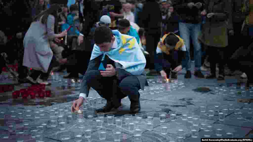 Наприкінці мітингу люди запалили свічки в пам’ять жертв репресованих Кремлем кримських татар – тоді, 70 років тому, і зараз, у 2014 році