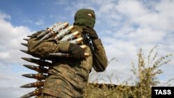 Российский военный на фронтовой позиции. Архивное фото