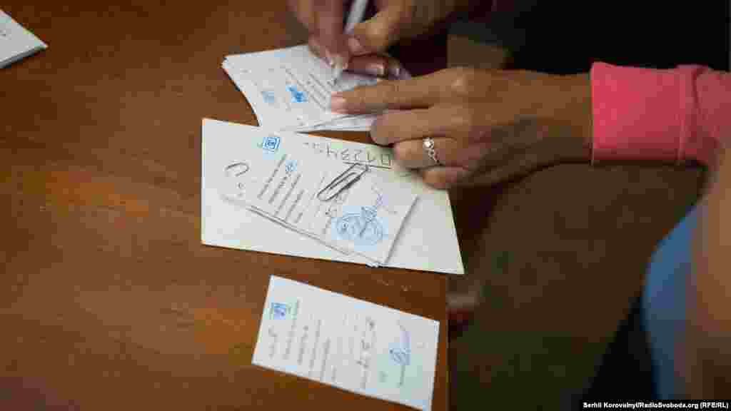 Оскільки «Київський метрополітен» є стратегічним підприємством, питанням безпеки тут приділяється особлива увага. Заходити до «непасажирських» місць можна тільки з постійною чи тимчасовою перепусткою, і кожне подібне відвідування суворо контролюється