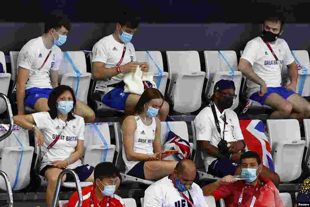 Золотий призер британець Том Дейлі в’яже на трибуні. Олімпійські ігри Токіо-2020