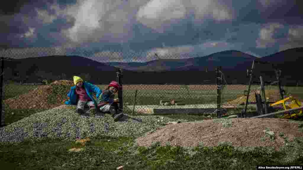 Мумине и Нурие – дети Руслана Зейтуллаева, которого российский суд осудил на 15 лет тюрьмы, обвинив в создании ячейки организации «Хизб ут-Тахрир». Зейтуллаев отбывает срок в Салаватской колонии (Башкортостан). Правозащитный центр «Мемориал» признал его политическим заключенным