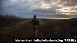 Український військовослужбовець прямує на позиції на Луганщині