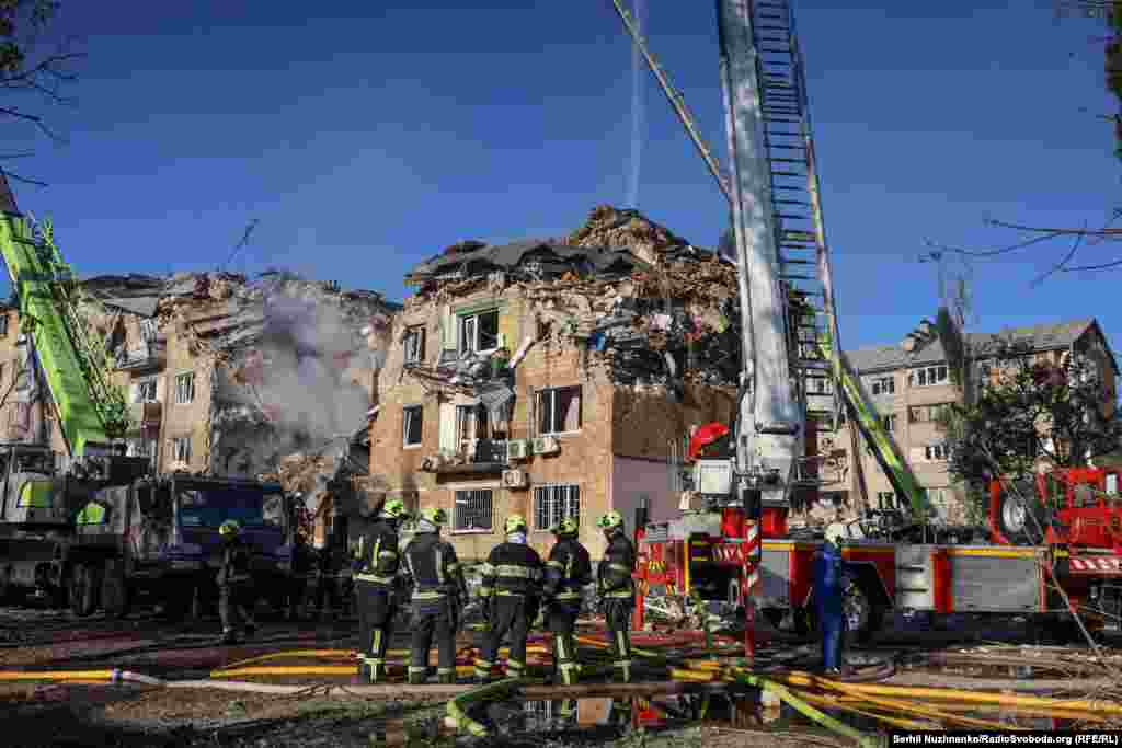 Spasioci su koristili produžne merdevine i posebnu opremu kako bi dosegli gornje spratove teško oštećene zgrade.