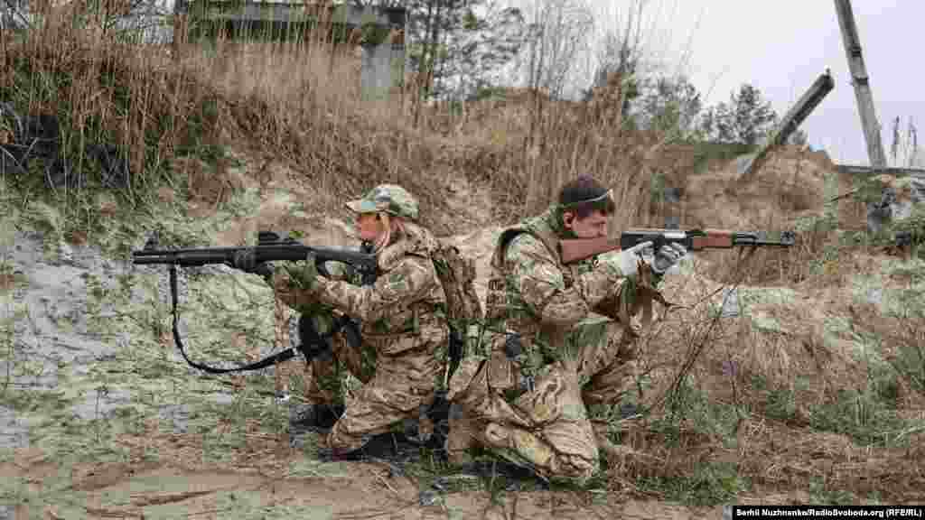 Бійці навчаються переміщенню «двійками», прикриваючи один одного. Під час роботи в «двійці» солдат, який зайняв позицію для стрільби попереду товариша, повинен спершу криком «тримаю» або «крию», іншим дієвим способом повідомити про готовність прикрити вогнем переміщення напарника