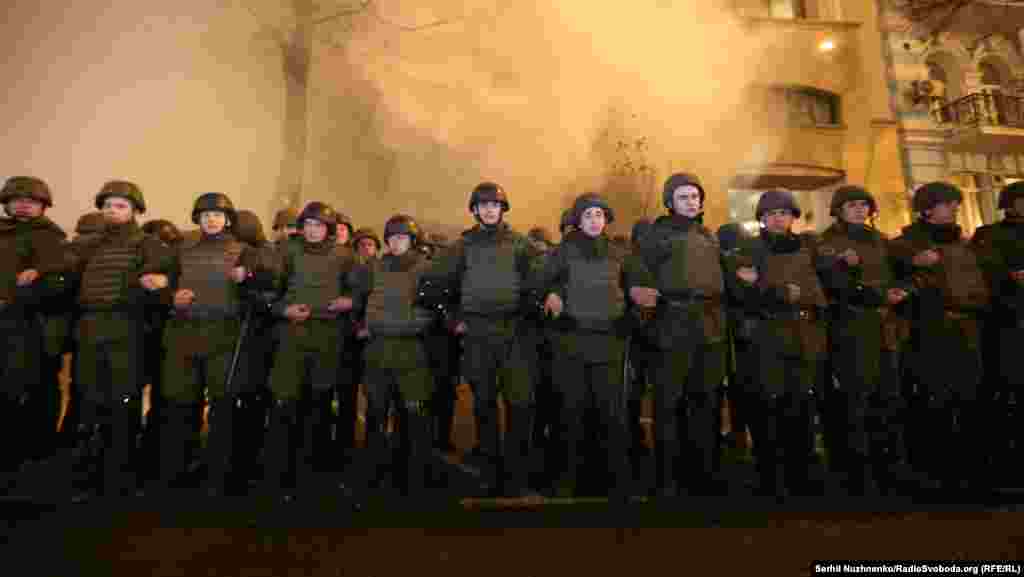 Кордон милиции перед офисом 