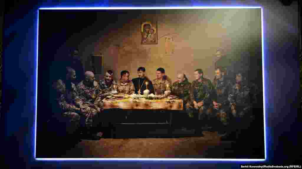 Зі світлини «Таємна вечеря» (за мотивами Леонардо да Вінчі) Юрій Білак почав свій проект. У той час він проводив зйомку в розташуванні 30-ї окремої механізованої бригади ЗСУ біля Бахмута (Артемівська). Цікаво, що фотографія не є постановочною, вона була зроблена одразу після богослужіння