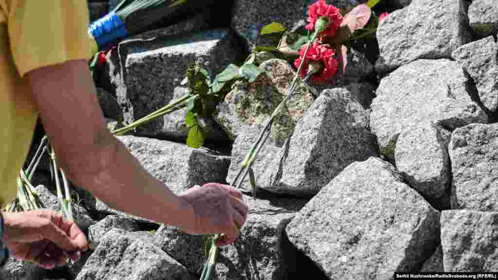 Квітка пам'яті. Ніколи знову!