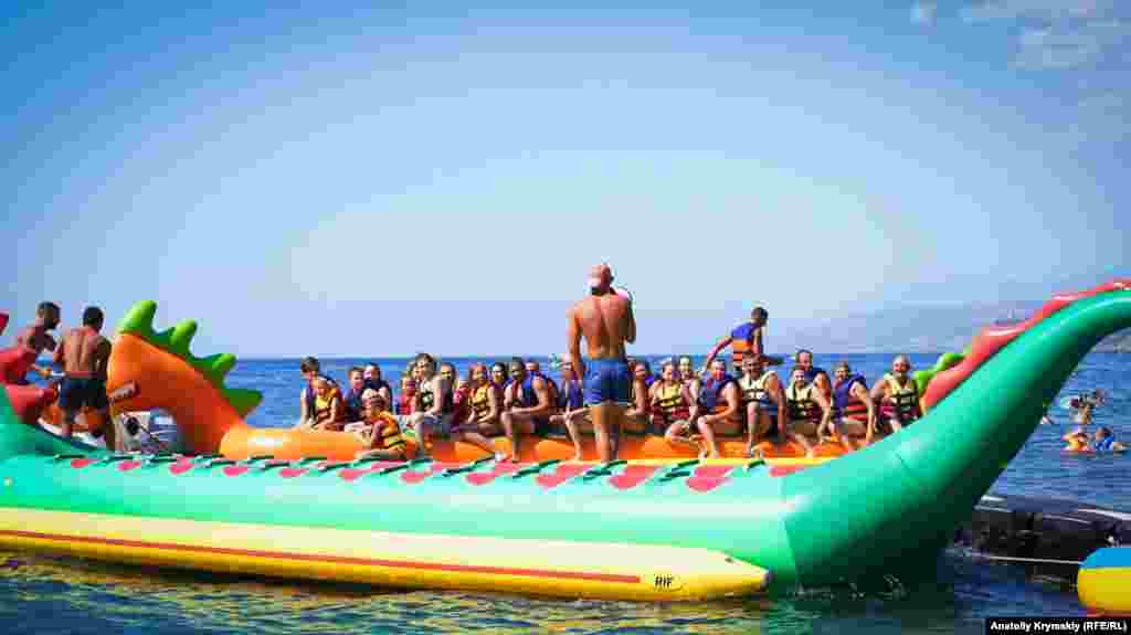 Едва ли не единственное массовое развлечение в курортном селе – катание на «банане»