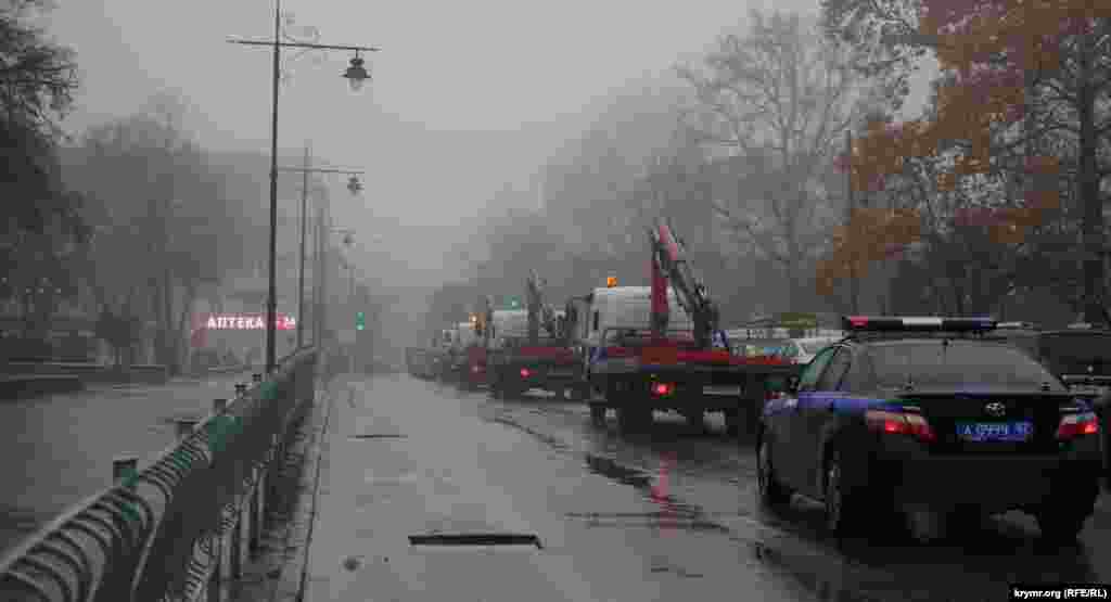 Эвакуаторы в пробке на улице Чехова  