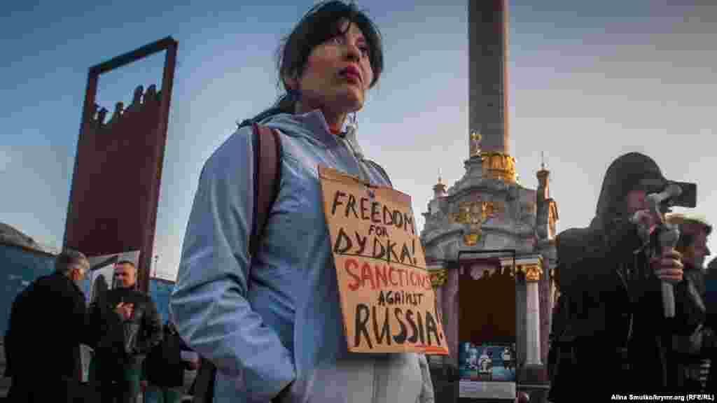 «Дудке – свободу, России – санкции», – написано на плакате участницы акции