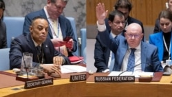 Представник США Джон Келлі (ліворуч) і посол Росії в ООН Василь Небензя (комбіноване фото)