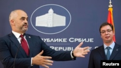 Премьер-министр Сербии Александр Вучич (справа) и премьер-министр Албании Эд Рама (слева)