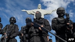 Бойцы BOPE, спецназа военной полиции Рио-де-Жанейро, на фоне знаменитой статуи Христа-Искупителя