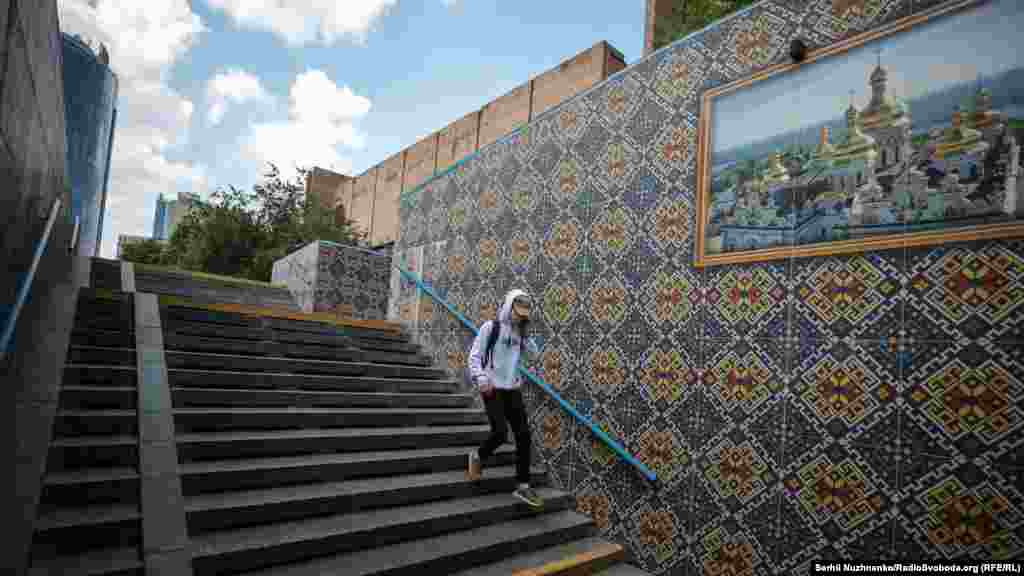 Підземний перехід  біля метро «Кловська»