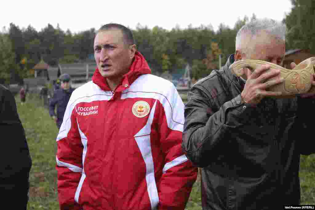 Братина с пенным пивом идет по кругу: "Тав сана! Тав сăйя!" (Хвала тебе! Честь угощенью!)