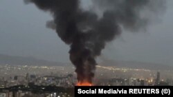 O coloană de fum se ridică în Teheran în urma unui atac israelian pe 17 iunie 2025.