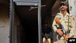 پخوانی تصویر: يو ساتونکی د ايف ايياې د دفتر مخې ته څوکۍ کوي