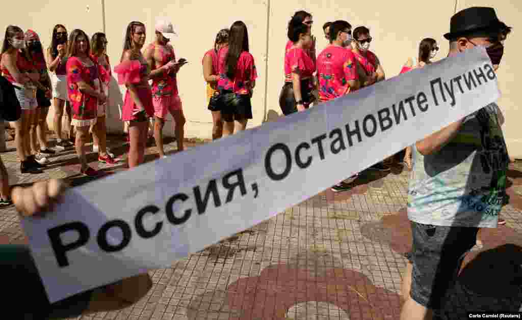 Акция протеста в Сан-Паулу, Бразилия, 26 февраля 2022 года. Надпись на баннере: «Россия, останови Путина!»