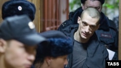 Петр Павленский в здании суда