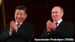 Председатель КНР Си Цзиньпин и президент России Владимир Путин в Большом театре, 5 июня 2019 г. Фото ТАСС