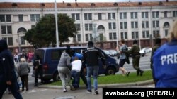 Люди в цивільному затримують учасника студентського маршу, Мінськ, 5 вересня 2020 року