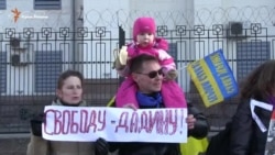 В Киеве митинговали в поддержку Ильдара Дадина (видео) В Киеве митинговали в поддержку Ильдара Дадина (видео)