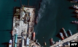 На супутниковому знімку 26 грудня 2023 року – рештки великого десантного корабля «Новочеркаськ» ЧФ РФ у порту Феодосії в окупованому Криму. Про знищення заявили ЗСУ, пізніше удар визнало і Міноборони РФ, хоча і заявили лише про пошкодження. Знімок від Maxar Technologies