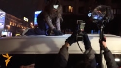 Тетяна Чорновол розбиває скло і проникає у мікроавтобус, з якого працівники СБУ стежили за мітингом опозиції Тетяна Чорновол розбиває скло і проникає у мікроавтобус, з якого працівники СБУ стежили за мітингом опозиції