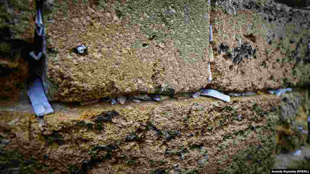 Экскурсионный маршрут «Малый Иерусалим» в старом районе Евпатории. В расщелинах ракушняка желающие могут оставить записки с молитвой к Богу  