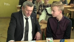 Екс-політв’язень Ахтем Чийгоз зустрівся зі школярем, який написав йому лист (відео) Екс-політв’язень Ахтем Чийгоз зустрівся зі школярем, який написав йому лист (відео)