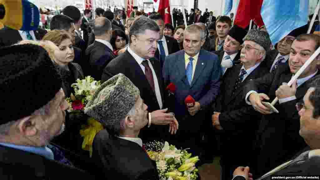Петро Порошенко під час зустрічі з представниками української та кримськотатарської громад. «Однією з основних тем переговорів з керівництвом Туреччини було питання захисту прав кримських татар і координація спільних дій щодо повернення суверенітету України над Кримським півостровом», – Петро Порошенко. Анкара, Туреччина, 9 березня 2016 року