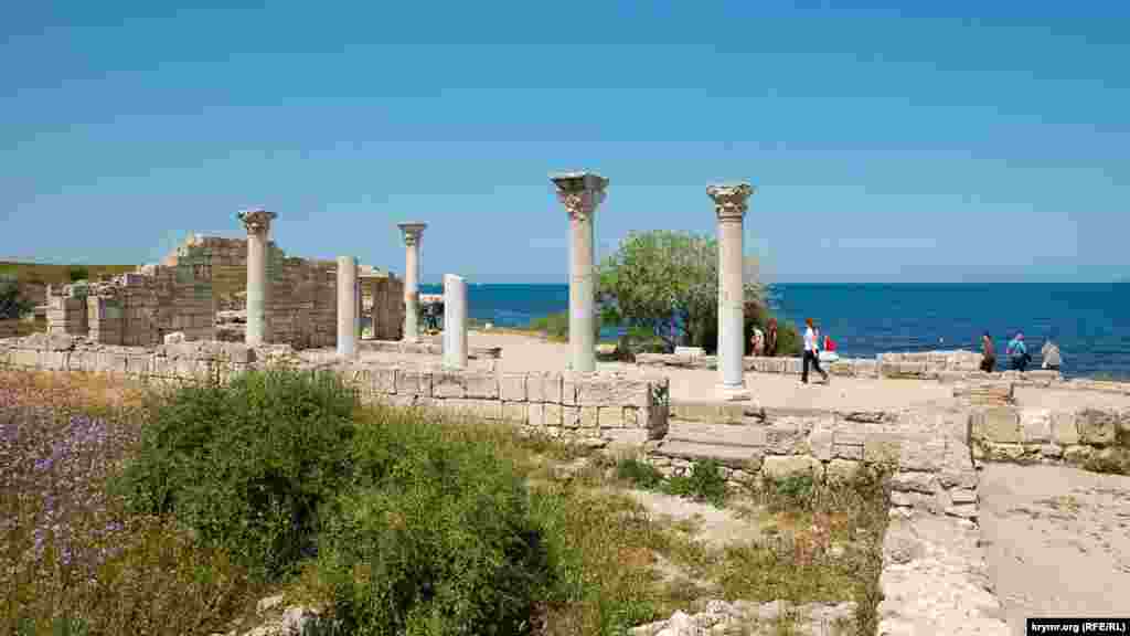 Уцелевшие части древнего греческого храма в дальнем городище в севастопольском историко-археологическом заповеднике «Херсонес Таврический» (май 2019 года)