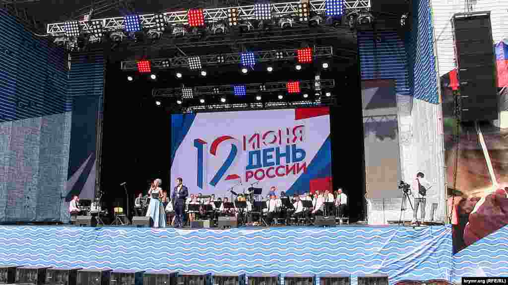 Концерт на площади Нахимова. Здесь участники парада оркестров исполняли марши, вальсы, гимны и произведения «вольного стиля»