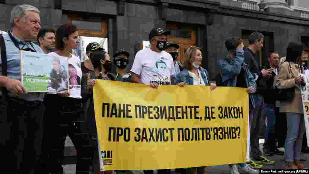 На плакате участники акции написали обращение к украинскому президенту Владимиру Зеленскому: «Господин президент, где закон о защите политузников?». Организаторы мероприятия отметили, что «бывшие политзаключенные вместе с родными и правозащитниками требуют активных действий от власти по освобождению украинских политзаключенных и заложников Кремля. Участники акции обращаются к обоим президентам с просьбой найти пути давления на Российскую Федерацию с целью освобождения лиц, незаконно задержанных и осужденных в результате российской агрессии против Украины во временно оккупированных Крыму и ОРДЛО, а также в России»