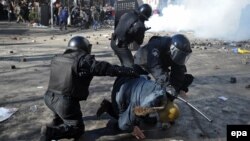 Силовики під час акцій протесту в центрі Києва, 18 лютого 2014 року