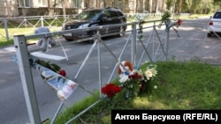 Стихийный мемориал в Новосибирске на месте ДТП