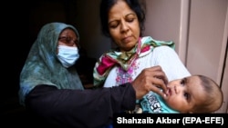 د روغتیا چارواکي وايي، د هغو کورنیو د رضا کولو هڅه کوي چې خپلو ماشومانو ته د پولیو ضد د څاڅکو له ورکولو انکاري دي.