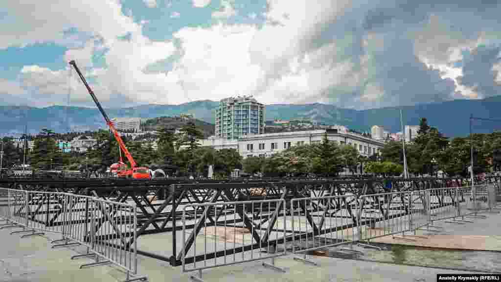 На набережной у причала продолжали монтировать ледовый каток. Местные медиа ранее сообщали, что в августе на нем планируется выступление фигруистки Татьяны Навки, супруги Пескова – пресс-секретаря россиийского президента. Сообщается также, что в конце прошлого года Навка стала совладельцем расположенного в Крыму кооператива «Галит» – производителя морской технической соли