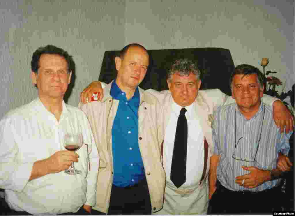 Слева направо: сотрудники Русской службы Анатолий Стреляный, Семен Мирский, Юрий Гендлер, Марио Корти. Прага, 1998. Анатолий Стреляный по-прежнему сотрудничает со "Свободой", Марио Корти живёт в Италии, Семен Мирский (многолетний корреспондент "Свободы" во Франции) скончался в 2020 году. Юрий Гендлер умер в 2011 году в США