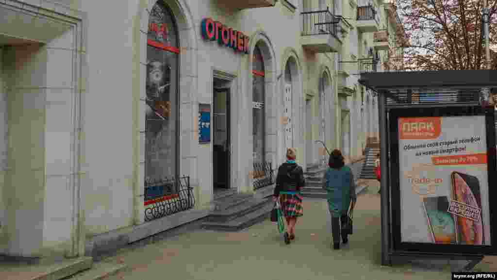 Магазин «Огонек» размещается в этом трехэтажном здании на Большой Морской уже несколько десятилетий