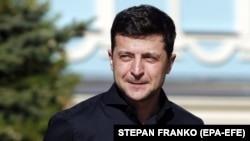 Під час урочистого засідання Верховної Ради Зеленському вручили штандарт президента, знак президента України, гербову печатку та булаву