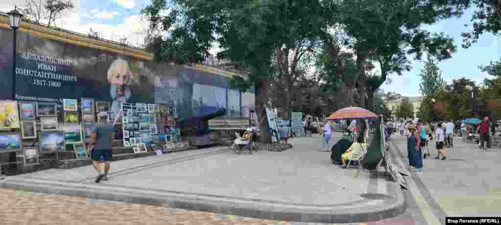 Часть территории у набережной представлена местным «Арбатом»