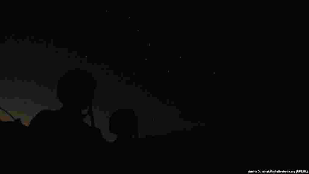 Тихо розмовляємо про щось із життя з матросами. Навколо нашої позиції тріскотять цвіркуни, а над нами червневе зоряне небо. Впізнаю велику ведмедицю і фотографую силуети бійців на її тлі. Вона бачила всі війни, які були тут. А тепер вона дивиться і на нашу...