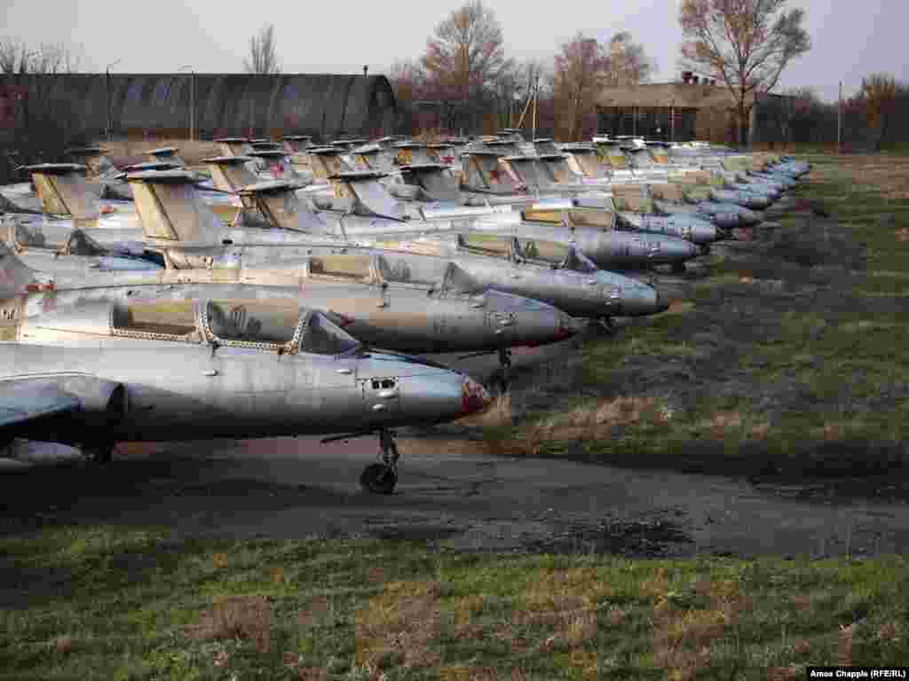 …майже 60 реактивними літаками Л-29 «Дельфін»…