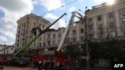 Українські рятувальники розчищають завали житлового будинку, частково зруйнованого внаслідок російського ракетного обстрілу в Дніпрі, Україна, 19 квітня 2024 року 