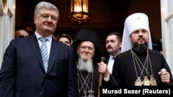 Зліва направо: президент України Петро Порошенко, вселенський патріарх Варфоломій та очільник Православної церкви України Епіфаній