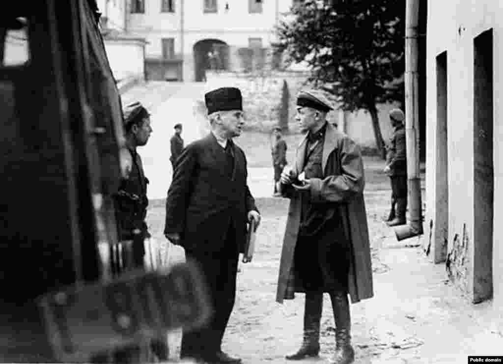 Подсудимый Л. Г. Рабинович по делу о вредителях в угольной промышленности («Шахтинское дело») направляется в зал суда РГАКФД. Арх. № 2-53805