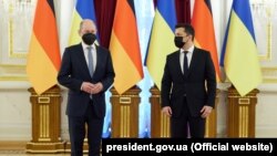 Канцлер Німеччини Олаф Шольц (ліворуч) та президент України Володимир Зеленський під час спільної пресконференції в Києві 14 лютого 2022 року