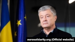 Днями адвокати Петра Порошенка попросили суд призначити засідання з обрання йому запобіжного заходу на 17 січня